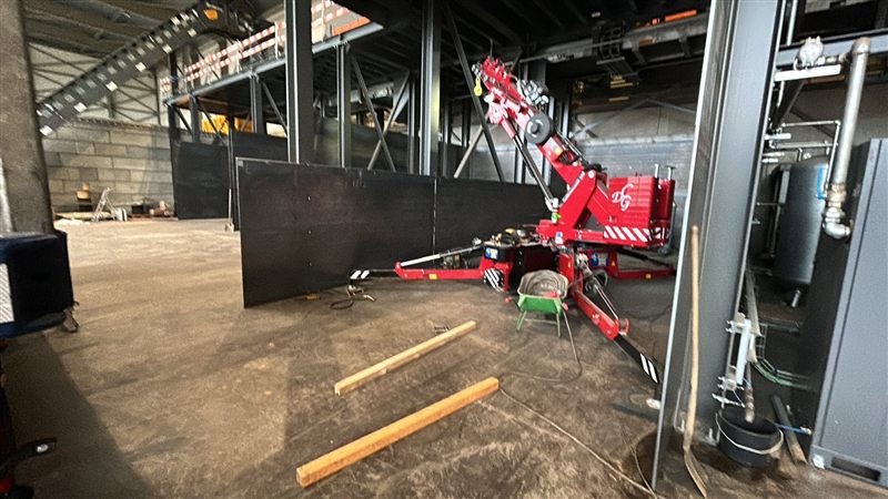 Plaatsing van stalen wanden met onze rupskraan