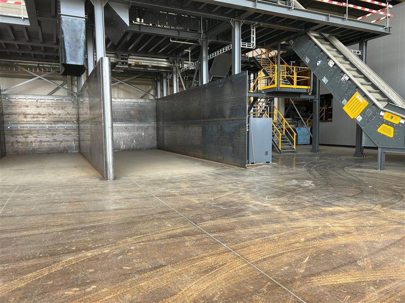 Stalen bunkerwanden in een industriële hal